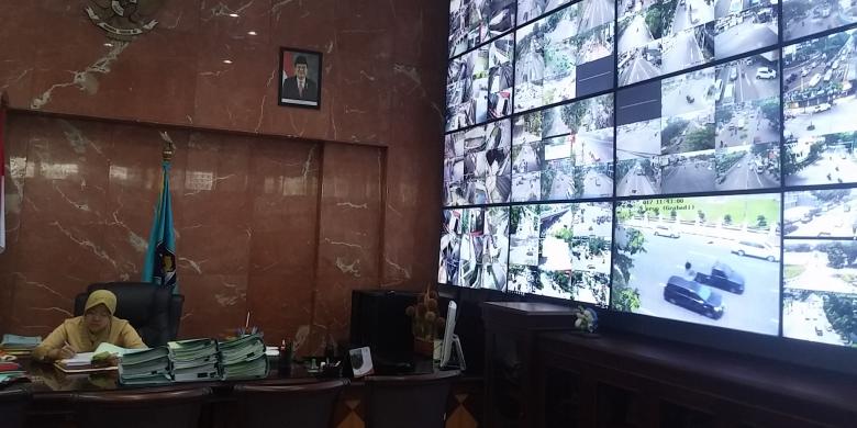 CCTV Cirebon zonacctv.com - Ada 180 Layar Monitor CCTV di Dinding Ruang Kerja Risma