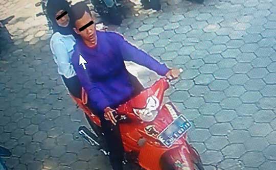 CCTV Cirebon - Sepasang Kekasih Spesialis Pencuri Helm Tepergok Satpam Unswagati