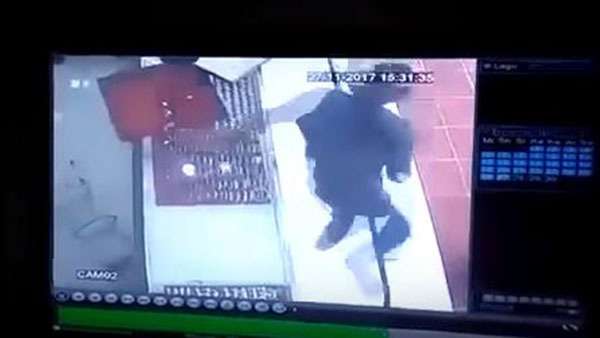 CCTV Cirebon - Aksi Brutal Perampokan Toko Emas di Indramayu Terekam CCTV